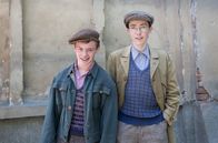 Der Krieg und ich – Der fünfzehnjährige Calum (Ruairidh Harris) mit seinem besten Freund Paul (Callum Hoy) - beide erleben die Bombardierung ihrer schottischen Heimat Clydebank.