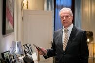 Sturm der Liebe – Werner (Dirk Galuba) denkt ergriffen an die schönen Zeiten am "Fürstenhof" zurück.