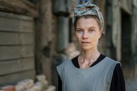 Ein Tag in... – Elli Göbel (Henrike von Kuick) ist eigentlich ausgebildete Violinistin. Doch für Musik ist wenig Platz in der Nachkriegszeit, deshalb muss sie als Trümmerfrau arbeiten.