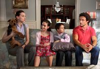 Geld.Macht.Liebe – Martine (Gunther Gillian) und Elena (Jana Klinge) wollen ihren beiden Kindern Carlos (Luca Jochen) und Cinzia (Elena von Eysmondt) endlich sagen, dass sie sich scheiden lassen wollen.
