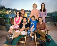 Two and a Half Men – (2. Staffel) - Am Strand von Malibu (v. hinten l. nach vorne r.): Berta (Conchata Ferrell), Evelyn (Holland Taylor), Judith (Marin Hinkle), Rose (Melanie Lynskey), Charlie (Charlie Sheen), Jake (Angus T. Jones) und Alan (Jon Cryer)