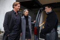 Der Alte – Caspar Bergmann (Thomas Heinze, l.) und Lea Thielen (Margarita Breitkreiz, M.) stellen Sebastian Möllenbach (Oliver Konietzny, r.) zur Rede.