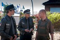 Notruf Hafenkante – Melanie (Sanna Englund, M.) und Mattes (Matthias Schloo, l.) ermitteln: Dem Gartencenterbesitzer Heufer (Lutz Herkenrath, r.) wurde ein Laster mit Pflanzen gestohlen.