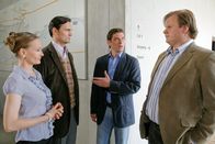 Die Rosenheim-Cops – Christian Lind und Tobias Hartl befragen das Ehepaar Herrmann und Eleonore Trautwein nach dem Mord im Museum (v.li.: Ditte Schupp, Otto Strecker, Tom Mikulla, Michael A. Grimm).