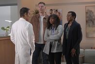 9-1-1: Lone Star – L-R: Doctor Fisher (Marcos De Silva), Judd Ryder (Jim Parrack), Grace Ryder (Sierra McClain) und Denice Williams(Barbara Eve Harris)