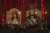 What We Do in the Shadows – Marwa (Parisa Fakhri, l.); Nandor (Kayvan Novak, r.)