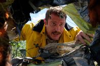 Mayday - Alarm im Cockpit – Brantford, Ontario - Firefighter Frank Kruppa sifts through the wreckage at the crash site of AIA Flight 808 in Guantanamo Bay, Cuba. He's heard voices coming from the remains of the DC-8 cockpit and searches frantically for survivors. Amazingly he finds that all three crew-members have survived the accident. (Cineflix 2018/Darren Goldstein)