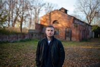 Verbotene Liebe – Der Schauspieler Jannik Schümann sucht nach Spuren des Jungapothekers Fritz Spangenberg, der im Zweiten Weltkrieg auf der Seite der Wehrmacht kämpfen musste.