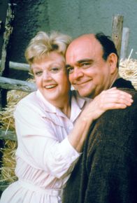 Mord ist ihr Hobby – Jessica (Angela Lansbury, l.) besucht ihren Neffen Bert, der im Polizeidienst ist, und dessen Familie. Da wird sie von einem Mitarbeiter des Horrorparkbesitzers Horatio Baldwin (James Coco, r.) eingeladen, bei der Einweihung eines neuen Parks teilzunehmen.