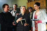 Mit Herz und Handschellen – Leo (Henning Baum, 2.v.l.), Nina (Elena Uhlig, r.) und der Dorfpolizist Franz Breidenbach (Erich Hallhuber, 2.v.r.) überbringen den Eltern (Wilfried Labmeier, l.; Johanna Bittenbinder, M.) die schreckliche Nachricht vom Tod ihrer Tochter.