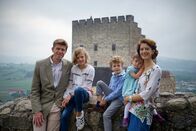 Heimatleuchten – Familie Clam-Martinic vor ihrer Burg, Burg Clam