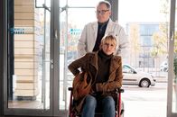 In aller Freundschaft – Hans-Peter Brenner (Michael Trischan) traut seinen Augen nicht, als plötzlich seine ehemalige Prüferin Dr. Sylvia Jessel (Esther Esche) in der Sachsenklinik auftaucht. Brenner ist damals zwei Mal durch ihre Prüfung gerauscht und entsprechend nervös reagiert er. Noch dazu hat die resolute und energische Frau ihre Diagnose schon selbst parat.