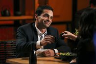 The Mentalist – L-R: Zarif (Navid Negahban) hat Angst, dass Unbekannte sein Handy hacken und ihn rund um die Uhr abhören. Die smarte Teresa (Robin Tunney) soll weiterhelfen ...