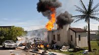 Mayday - Alarm im Cockpit – Schnallen Sie sich an und untersuchen Sie tragische Unfälle mit Geschichten über schreckliche Katastrophen in der Luft und unglaubliche Rettungen aus der ganzen Welt in Air Crash Investigation. Mit exklusiven Interviews mit Augenzeugen und detaillierten Nachstellungen folgt diese Serie den Experten, die herausfinden, was schief gelaufen ist und daran arbeiten, dass sich diese schrecklichen Tragödien nicht wiederholen.