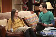 The Big Bang Theory – Mit Erschrecken muss Sheldon (Jim Parsons, r.) feststellen, dass seine Freunde ihn ganz und gar nicht witzig finden. Plötzlich ist er Feuer und Flamme zu lernen, wie man Menschen zum Lachen bringt, doch Amy (Mayim Bialik, l.) ist skeptisch ...