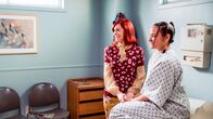 Claws – (v.li.): Carrie Preston (Polly), Judy Reyes (Quiet Ann).