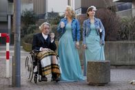 Danni Lowinski – Die Hochzeit von Olli und Elli steht bevor. Danni (Annette Frier, M.), Kurt (Axel Siefer, l.) und Bea (Nadja Becker, r.) die dazu natürlich eingeladen sind, machen sich auf den Weg zu dem freudigen Ereignis ...