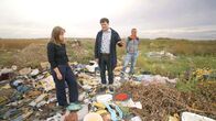 WeltWeit – Rumänien: WeltWeit-Reporterin Isabella Purkart mit dem ehemaligen Leiter der Umweltbehörde Octavian Berceanu auf einer illegalen Mülldeponie in der Nähe von Bukarest.