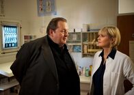 Pfarrer Braun – ARD PFARRER BRAUN: BRAUNS HEIMKEHR, Deutschland 2014, Regie Wolfgang F. Henschel Uhr im Ersten Dr. Koenig (Katharina Schubert) hat keine guten Nachrichten für Pfarrer Braun (Ottfried Fischer).