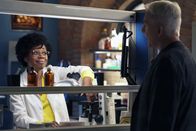Navy CIS – Kasie Hines (Diona Reasonover, l.); Leroy Jethro Gibbs (Mark Harmon, r.)