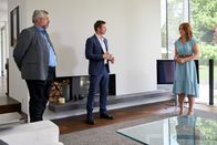 Die Rosenheim-Cops – Die Kommissare Stadler (Dieter Fischer, l.) und Hansen (Igor Jeftic, M.) befragen Isabella Kossin (Felicitas Franz, r.), die Ehefrau des ermordeten Schönheitschirurgen, zur Auseinandersetzung mit ihrem Mann.