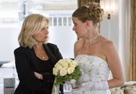 Der Dicke – Bettina Wagners (Mira Bartuschek, r.) Hochzeit ist geplatzt, ihr Freund hat die Hochzeit völlig unerwartet per SMS abgesagt. Isabel von Brede (Sabine Postel, l.) übernimmt den Fall.