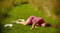 Rote Rosen – Valerie (Maike Johanna Reuter) bricht auf dem Weg, um dem Vater des Babys die Wahrheit zu sagen, ohnmächtig zusammen.