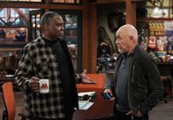 Last Man Standing – Chuck Larabee (Jonathan Adams, l.); Ed Alzate (Hector Elizondo, r.)
