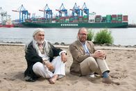 Der Liebling des Himmels – Sorel sen. (Mario Adorf, links) und sein Sohn Dr. Magnus Sorel (Axel Milberg, rechts) haben ein vertrauliches Gespräch am Elbstrand.