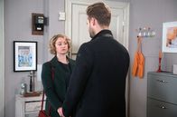 Rote Rosen – Sara (Antonia Jungwirth, l.) und Simon (Thore Lüthje, r.) gehen schweren Herzens getrennte Wege.