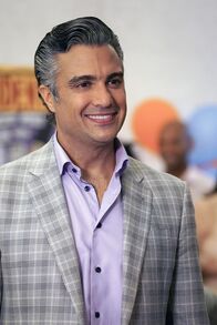 Jane the Virgin – Jaime Camil (Rogelio de la Vega).