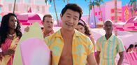 Barbie – v.li.: Barbie (Issa Rae), Ken (Scott Evans), Ken (Simu Liu), Barbie (Emma Mackey), Ken (Ncuti Gatwa).