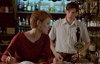 Inspector Barnaby – Charles Jennings (Terence Corrigan, r.) benötigt für seinen Plan die Hilfe von Trish (Zoe Hart, l.), mit der er gemeinsam im Pub arbeitet.