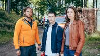 Die Bergretter – War es Zufall, dass Bastian Kessler (Juri Winkler, M.) als erster am Brandort war? Markus (Sebastian Ströbel, l.) und Alex (Viktoria Ngotsé) haben Zweifel an seiner Aussage.