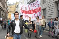 Pride – Mark (Ben Schnetzer), Mike (Joseph Gilgun), Steph (Faye Marsay), Jeff (Freddie Fox) und Joe (George Mackay) sammeln mit bunten Eimern für die Kumpel.