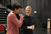 Signes – Moderaror David Raboud und Christian Gremaud im Théâtre Vidy in Lausanne, wo die Premiere des Theaterstücks stattfindet.