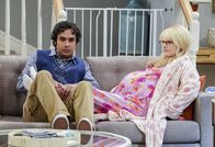 The Big Bang Theory – Als das errechnete Geburtsdatum erreicht ist, warten Raj (Kunal Nayyar, l.) und Bernadette (Melissa Rauch, r.) auf die einsetzenden Wehen, doch der Junge scheint einfach nicht kommen zu wollen ...