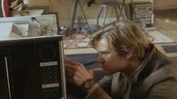 MacGyver – MacGyver (Lucas Till) und Jack suchen nach Riley, die verschwand, nachdem sie sich in die Computersysteme der NSA gehackt hatte. Bei der Suche stehen ihnen allerdings nur eine Mikrowelle und Klebeband zur Verfügung.