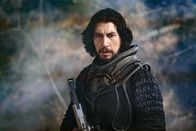 65 – Der Astronaut Mills (Adam Driver) hat die unglückliche Raumfahrtmission angetreten, um Geld für eine Therapie seiner kranken Tochter zu verdienen.