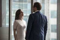 Bull – Die Hilfe der attraktiven Anwältin J.P. Nunnelly (Eliza Dushku,l.) bei der Verteidigung von Benny vor Gericht ist natürlich nicht ganz umsonst: Bull (Michael Weatherly, r.) soll sie dafür bei drei ihrer Fälle beraten ...