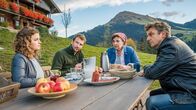 Der Bergdoktor – Der Bergdoktor Staffel 12 Folge 10 Am Familientisch: Ronja Forcher als Lilli Gruber, Heiko Ruprecht als Hans Gruber, Monika Baumgartner als Lisbeth Gruber, Hans Sigl als Bergdoktor Dr. Martin Gruber