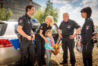 Notruf Hafenkante – Melanie (Sanna Englund, 2.v.l.) und Mattes (Matthias Schloo, l.) haben die kleine Lucie (Leni Leinfelder, M.) von der Kita abgeholt, da ihre Mutter ins EKH eingeliefert wurde. Wolle (Harald Maack, 2.v.r.) und Alexa (Minh-Khai Phan-Thi, r.) nehmen die Kleine in Empfang.