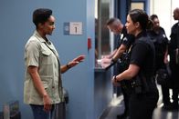 The Rookie – Officer Nyla Harper (Mekia Cox, l.) ermutigt Officer Lucy Chen (Melissa O'Neil, r.), als stellvertretende Vorgesetzte ihren Kollegen Anweisungen zu erteilen.