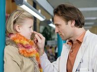 In aller Freundschaft – Martin (Bernhard Bettermann) bittet seine Tochter Marie (Henriette Zimmeck) dem neuen Freund ihrer Mutter eine Chance zu geben.