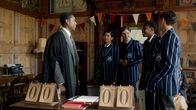 Malory Towers – Mr. Parker (Jason Callender, l.) begrüßt die vier Jungs Clifford (Benjamin Lim, 2. v. r.), Sebastian (Dylan Hughes, M.), Victor (Cache Vanderpuye, 2. v. r.) und Cyril (Jamie Schneider, r.) vom Thackerton College, bevor das Quizduell gegen die Mädchen von Malory Towers beginnt.