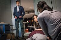 Elementary – Sherlock (Jonny Lee Miller) soll Firmenchef Edward Bornstein (Michael Chernus, l.) dabei helfen herauszufinden, wer seine Software gestohlen hat. Kurz darauf wird Bornstein ermordet ...