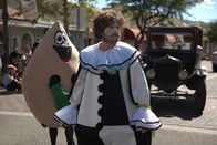 Baskets – Während Chip (Zach Galifianakis) dank Martha ein paar neue Gigs an Land zieht, hat Christine die Faxen dicke ...