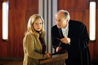 Edel & Starck – Staatsanwalt Konrad (Dietrich Mattausch, r.) ist entsetzt. Während einer Verhandlung wurde er von der Angeklagten Anne Bremer (Edda Lesch, l.) geohrfeigt.