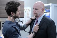 Atlanta Medical – Er untersucht seinen Vater: (l-r) Matt Czuchry als Conrad Hawkins, Glenn Morshower als Marshall Winthrop