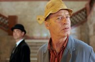 Pan Tau – Tom Gerhardt kann es nicht fassen. Pan Tau (Matt Edwards) schmunzelt.